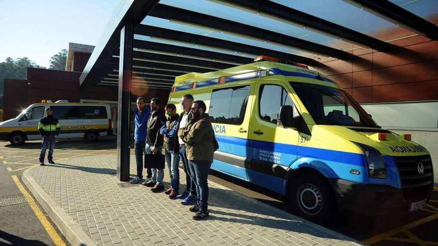 Trabajadores de ambulancias ante el Hospital do Salnés. // Iñaki Abella