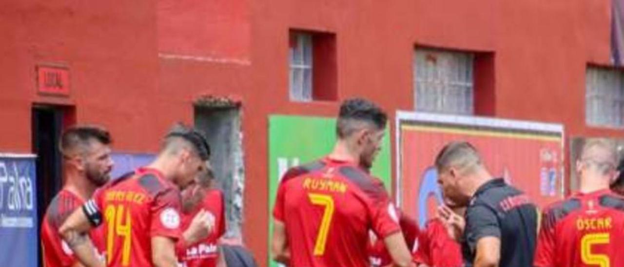 Varios jugadores del Mensajero, durante una pausa de hidratación.