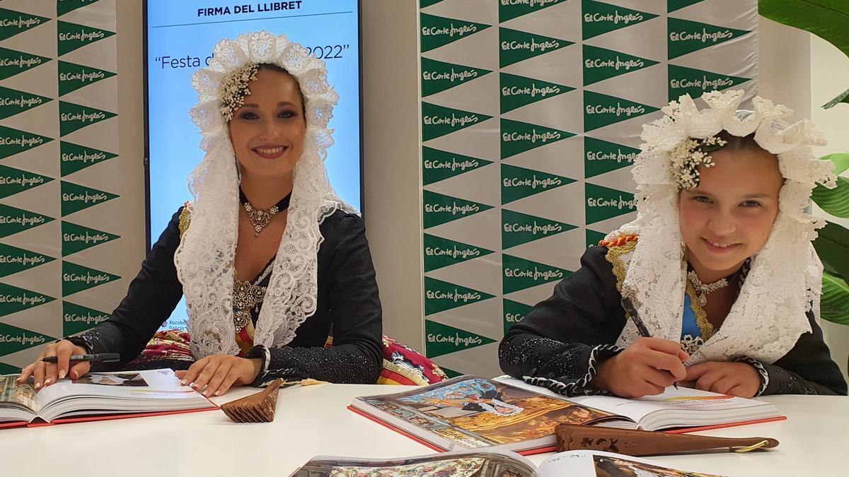 Las dos Belleas del Foc, en El Corte Inglés, en la firma