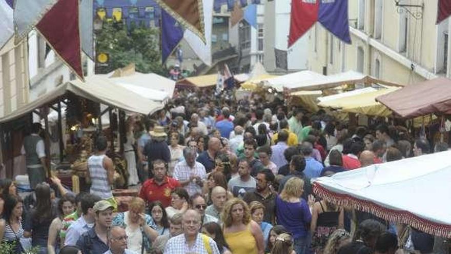 Asistentes a la feria medieval, en la Ciudad Vieja. / víctor echave