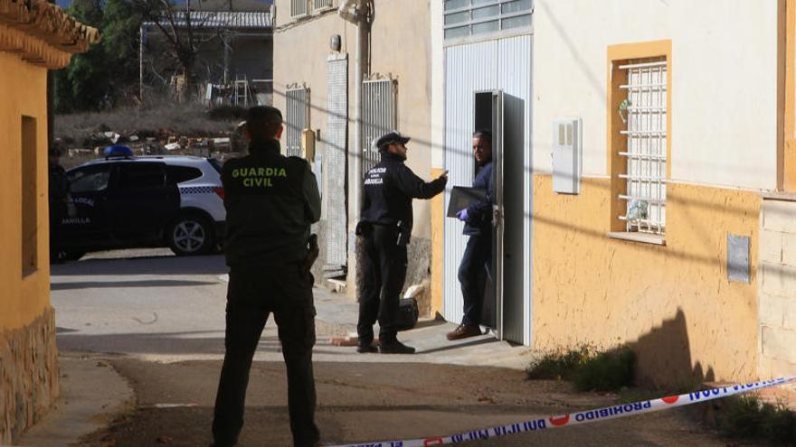 Agentes de la Guardia Civill, en la vivienda de Barinas el día que se encontró el cuerpo.