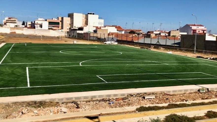 el campo de césped ya luce en el parque de san roque