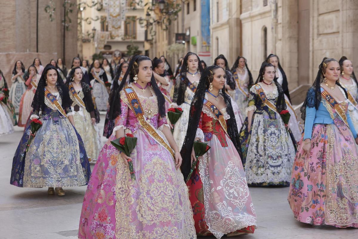 Todas las fotos de la ofrenda del 18 de marzo por la calle San Vicente hasta la 16:30 horas