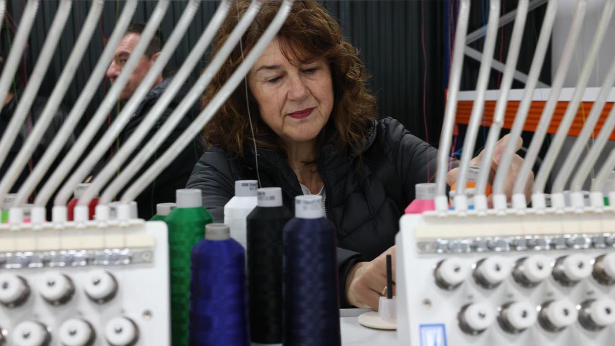 Una operaria del taller textil de Macontex de Teba