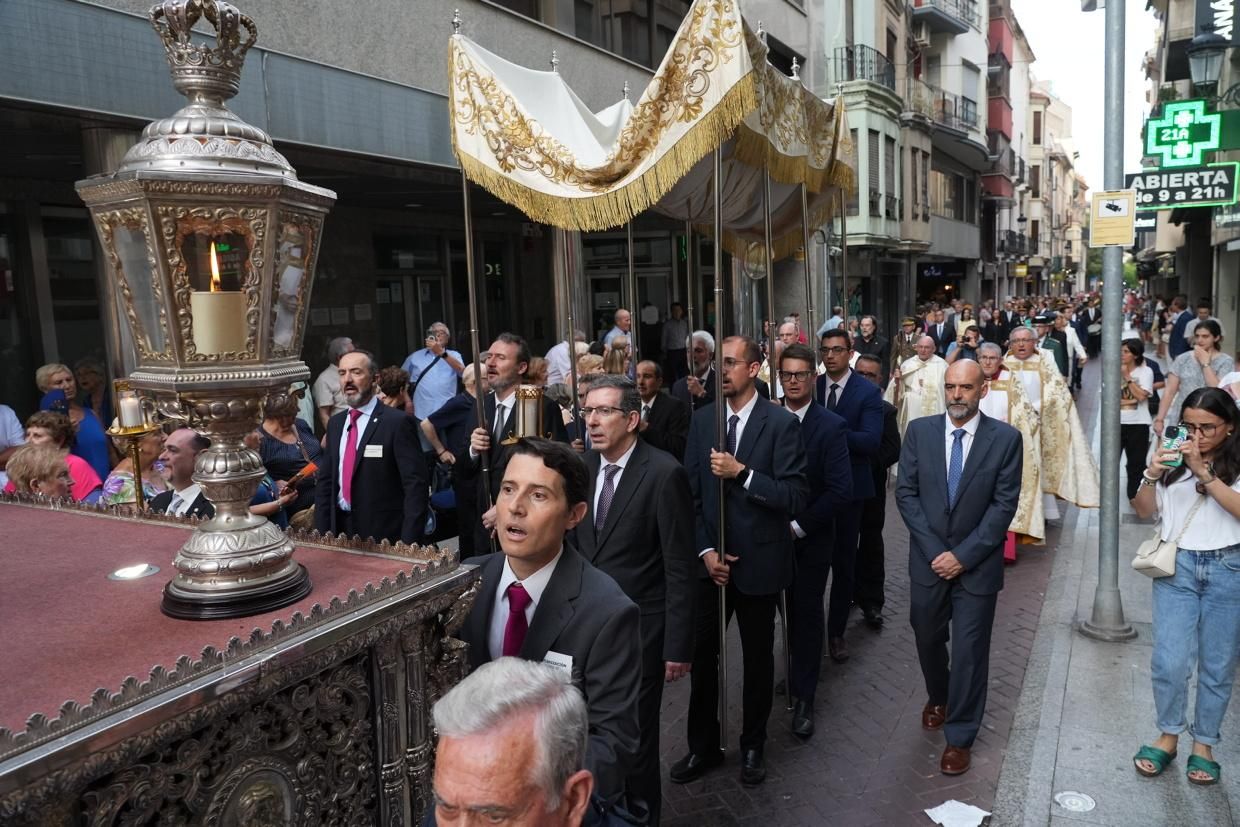 Castelló recibe con honores al Santísimo en la procesión del Corpus Christi