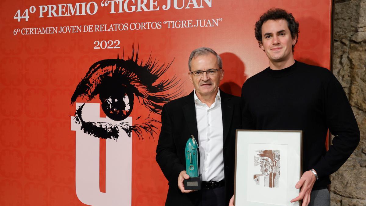 Luis Rodríguez junto a Mario Aznar tras recoger los reconocimientos del premio.