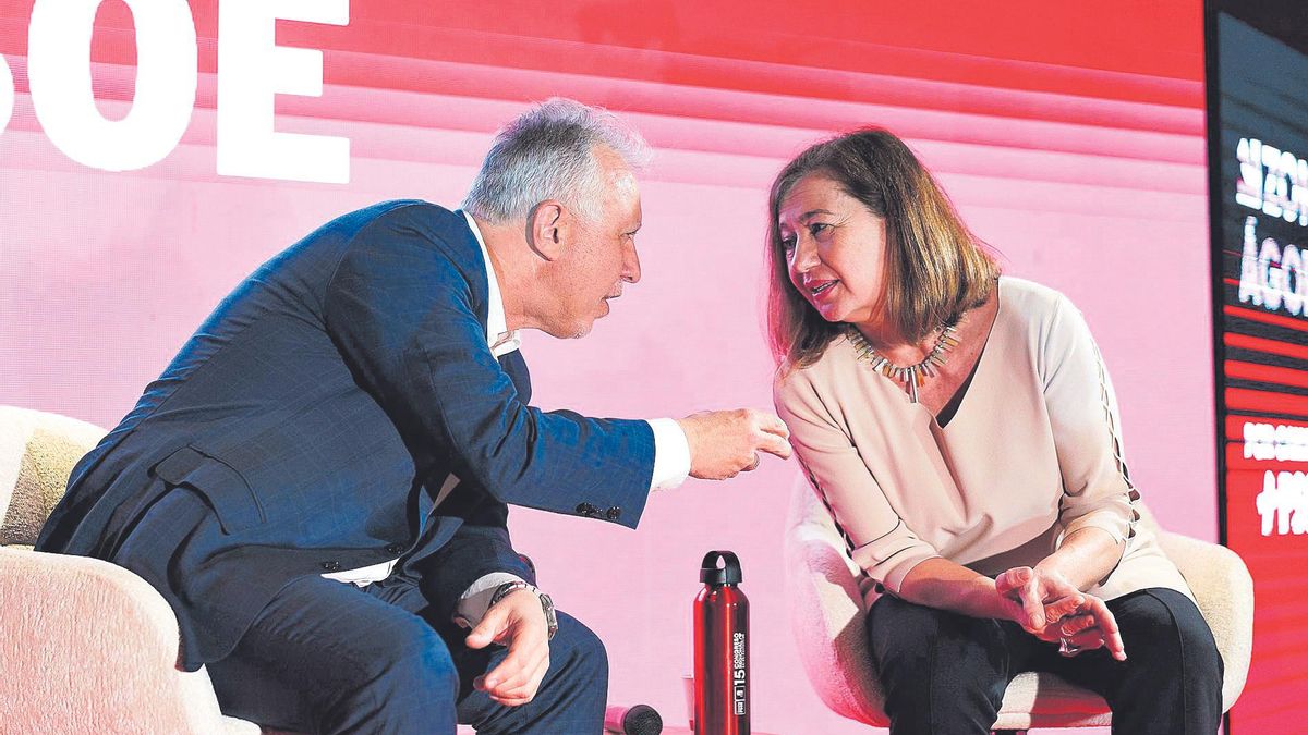 Ángel Víctor Torres charla con Francina Armengol momentos antes de la conversación pública que mantuvieron con Salvador Illa.