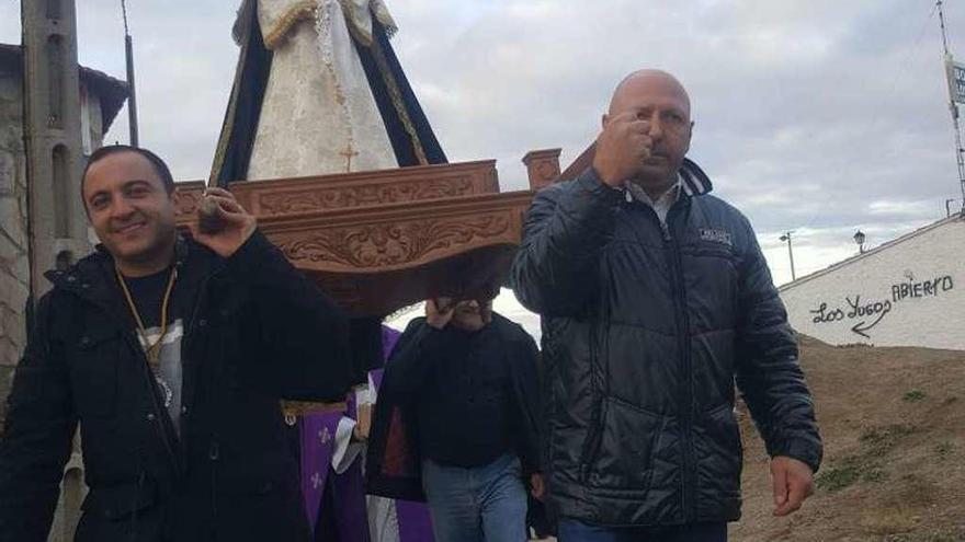 Nuestra Señora del Rosario procesiona al cementerio de El Perdigón