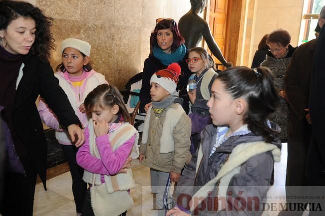 Un grupo de niños en la visita al Ayuntamiento
