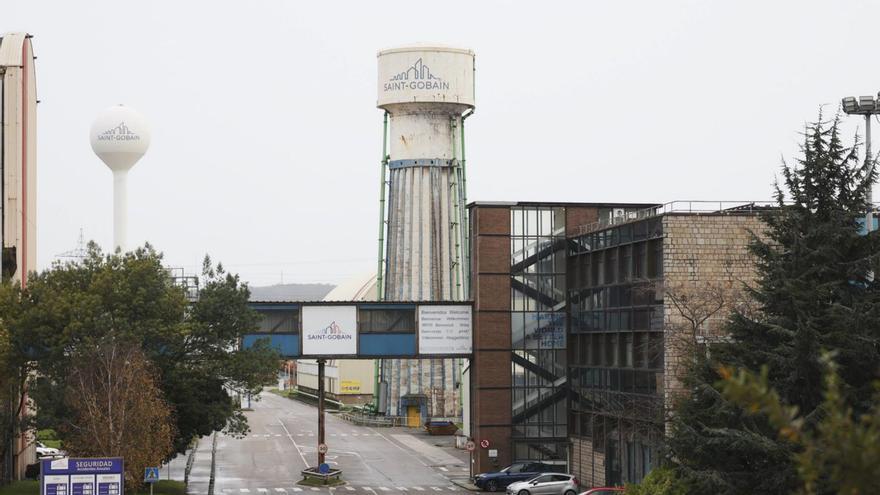 La torre del depósito de agua de Saint-Gobain, ayer.  | MIKI LÓPEZ