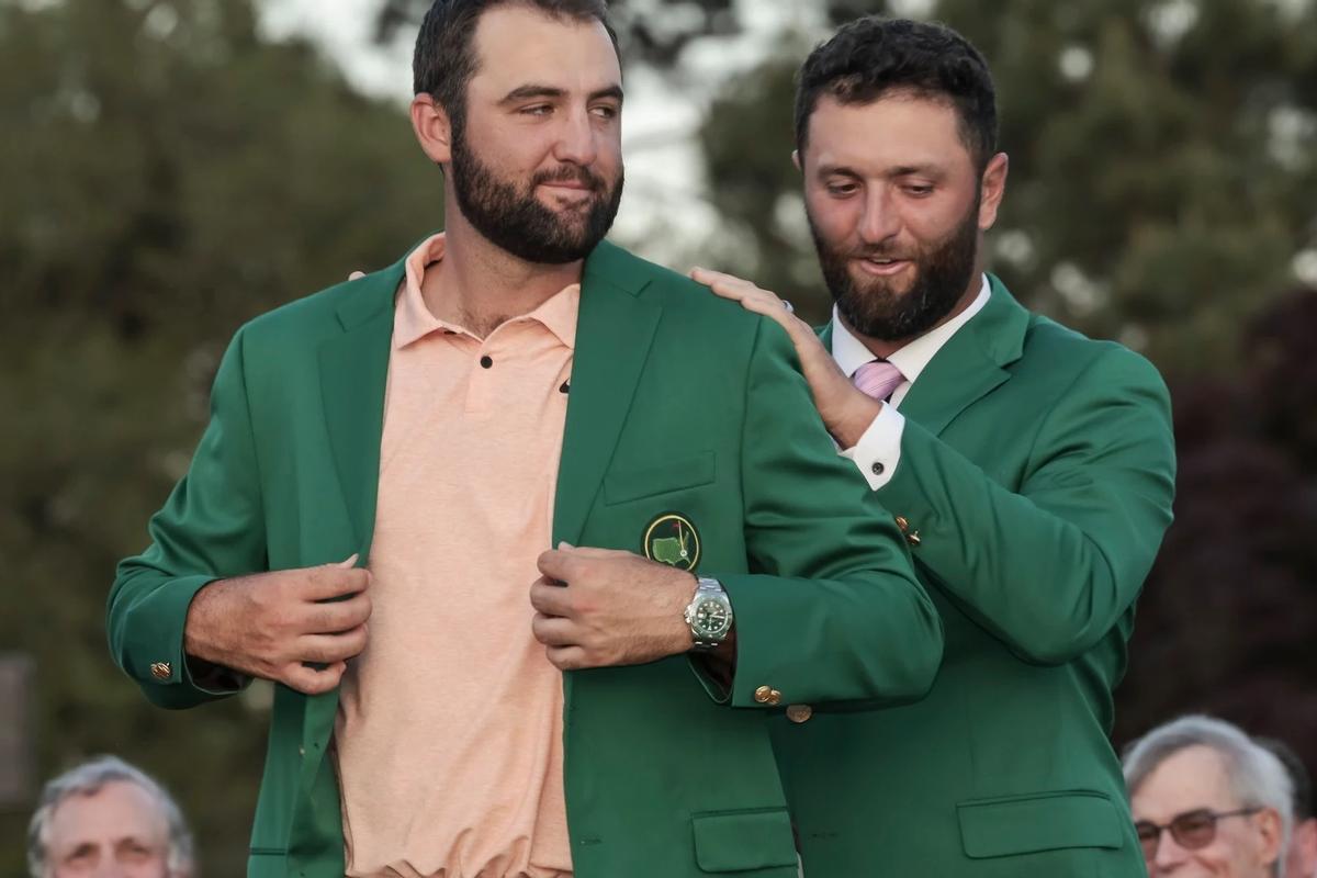 Rahm, campeón en 2023 le puso la chaqueta al defensor este año y número uno del mundo, Scottie Scheffler