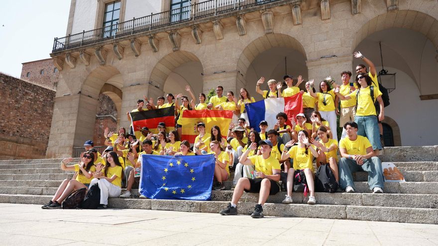 Fotogalería | El Ayuntamiento de Cáceres recibe a los partipantes del campamento Yellow Summer