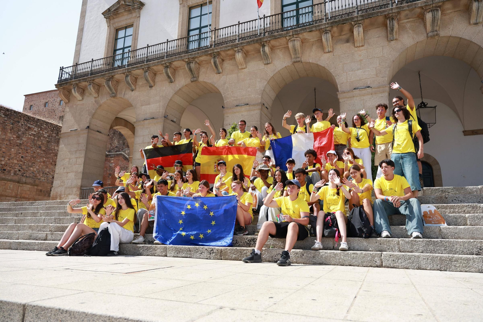 Fotogalería | El Ayuntamiento de Cáceres recibe a los partipantes del campamento Yellow Summer