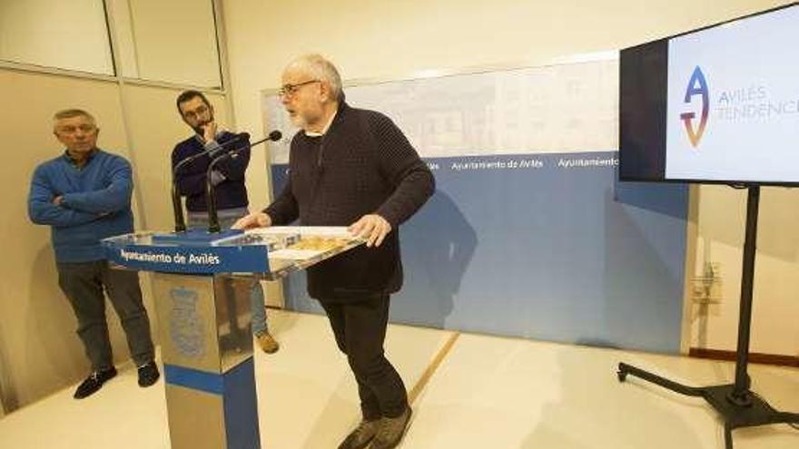 Por la izquierda, José Manuel García, &quot;Roxín&quot;; Manuel Campa, y José Antonio Álvarez, durante la presentación.