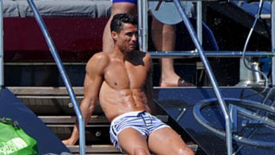 Cristiano Ronaldo luce abdominales en un yate.