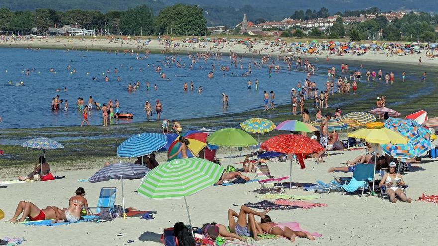 Vigo se lanza a las playas para combatir la ola de calor