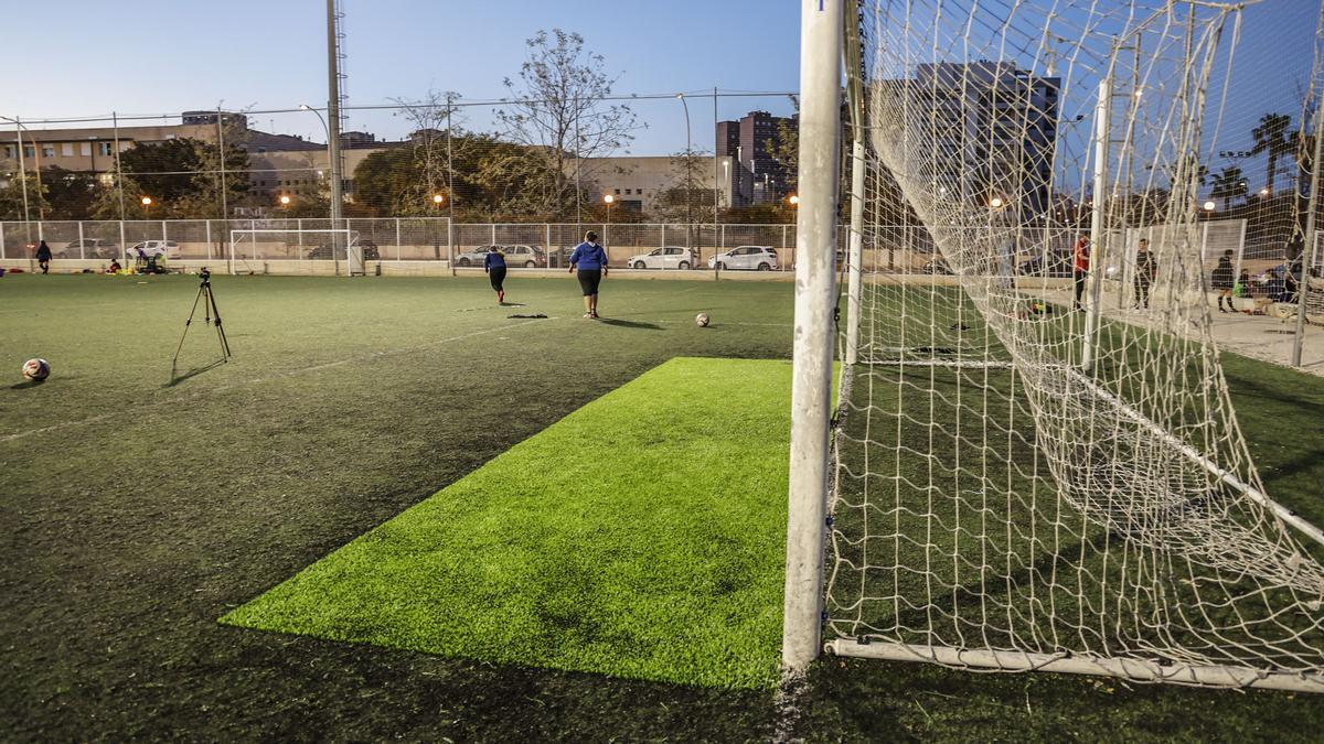 Una zona del campo de fútbol de Vía Parque parcheada ante su mal estado, la semana pasada.