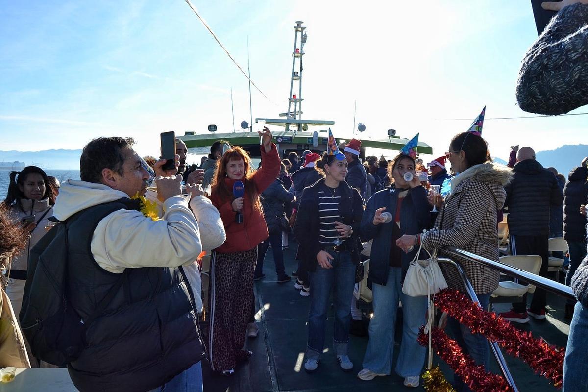 Un grupo de visitantes en una celebración navideña a bordo de uno de los barcos tras una visita a Cíes.