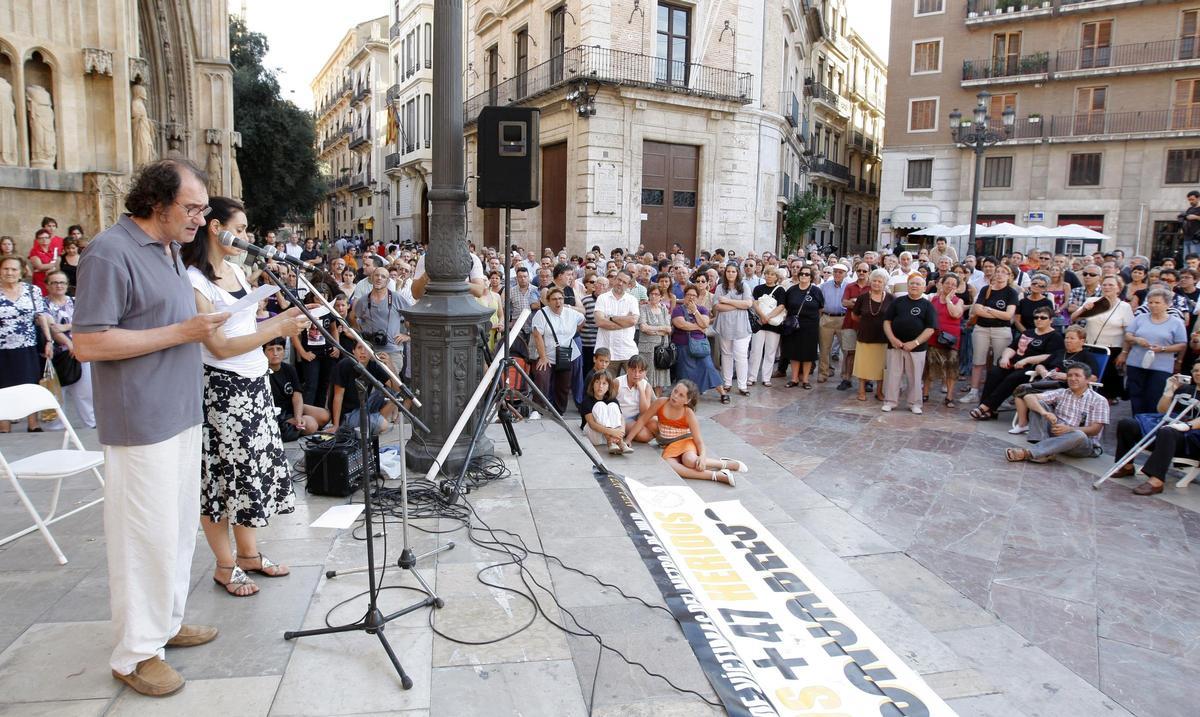 El escritor Alfons Cervera y la actriz Rosana Pastor leen un manifiesto en el tercer aniversario del accidente.