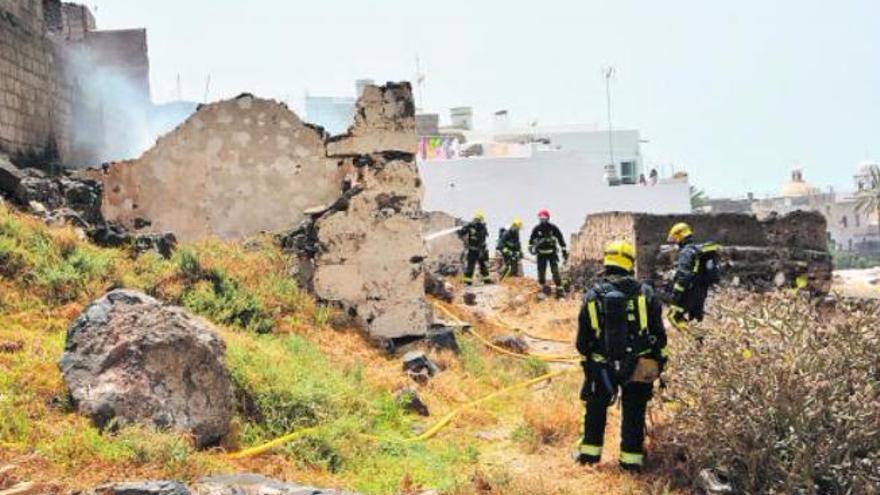 Los bomberos de Arinaga sofocan un conato de incendio en la zona del Buen Suceso de Carrizal, ayer.