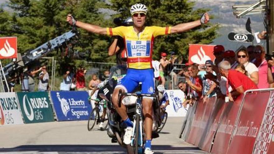 Raúl Alarcón entrando en meta como ganador de la etapa.