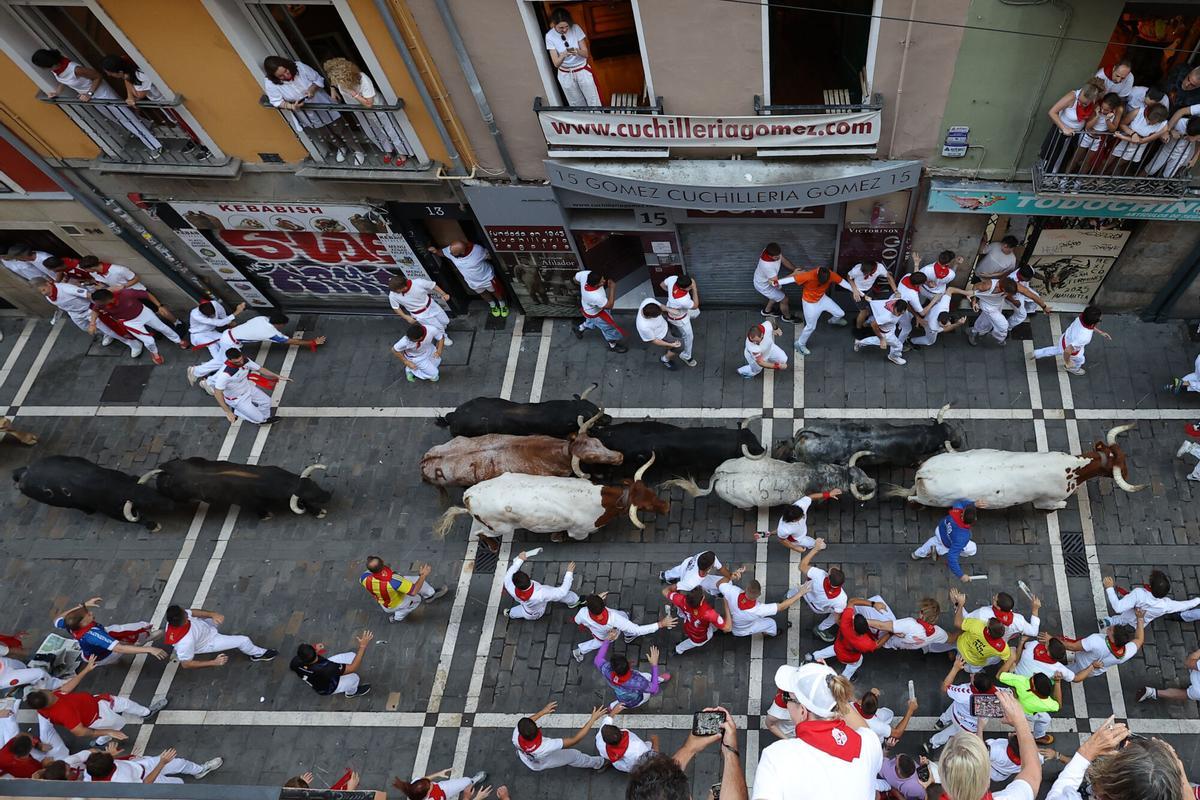 Los Cebada Gago recorren unidos un rápido segundo encierro de los Sanfermines 2026.