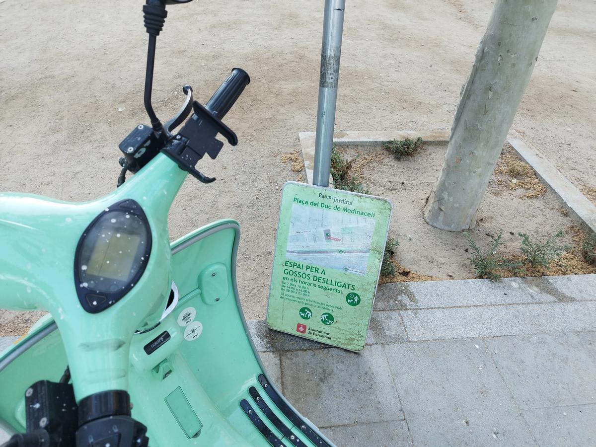 Uno de los carteles que informan sobre los horarios y el espacio de las ZUC, en el suelo