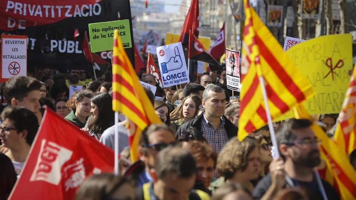 Una manifestación de estudiantes contra los recortes en la educación pública y la LOMCE, el pasado marzo, en Barcelona.