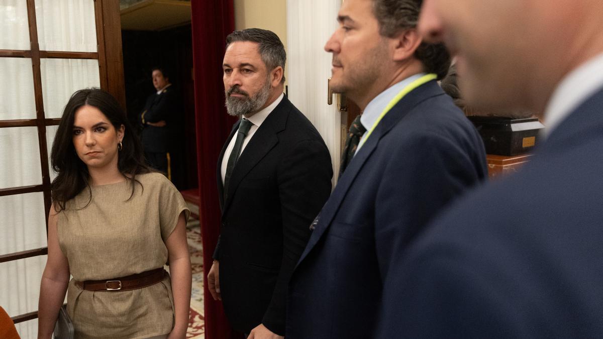 El líder de Vox en el Congreso, Santiago Abascal, junto a la portavoz parlamentaria, Pepa Millán.