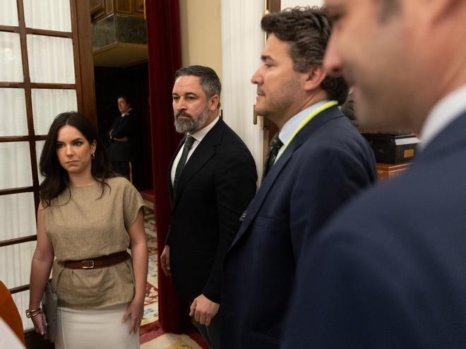 El líder de Vox en el Congreso, Santiago Abascal, junto a la portavoz parlamentaria, Pepa Millán.