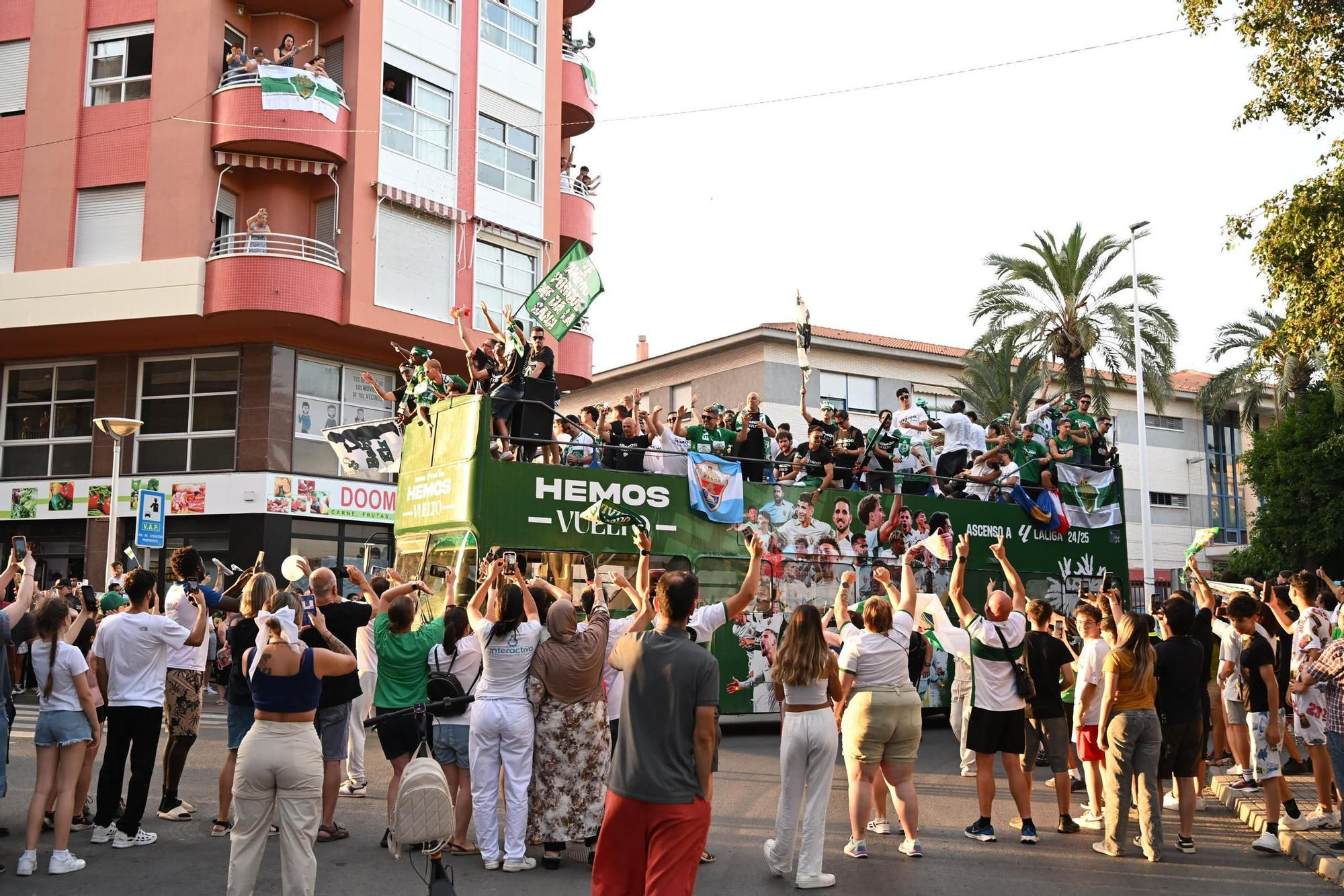 El Elche CF celebra el ascenso a Primera con una rúa en autobús hasta la Plaça de Baix