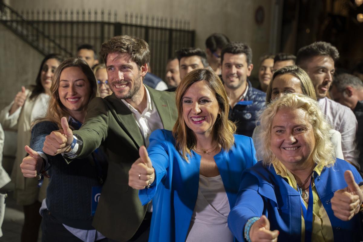 Ferrer, a la derecha, celebra el triunfo del PP en la noche electoral del 28M.