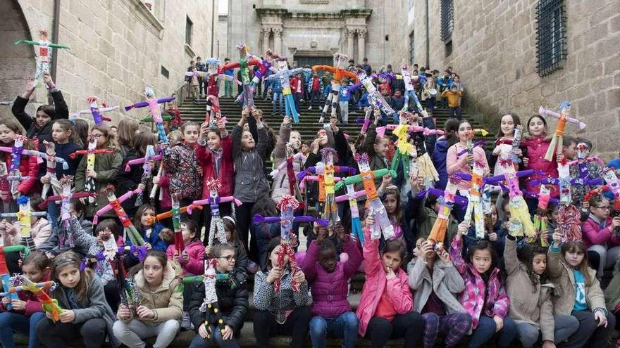 Los niños participantes, en una &quot;foto de familia&quot; antes de las carreras en la Plaza Mayor. // Jesús Regal