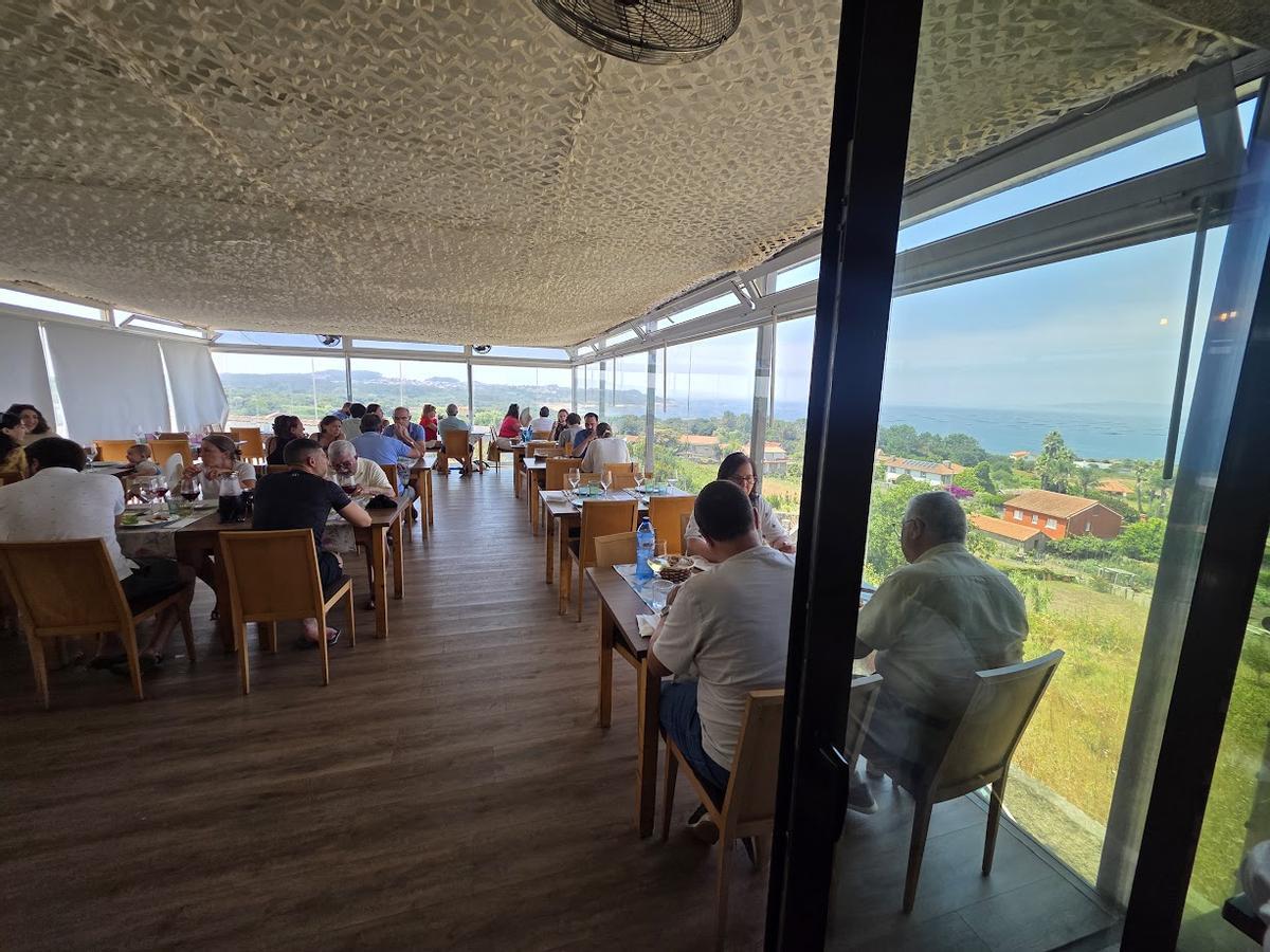 El salón exterior del restaurante del hotel O Castro, con vistas a la ría.