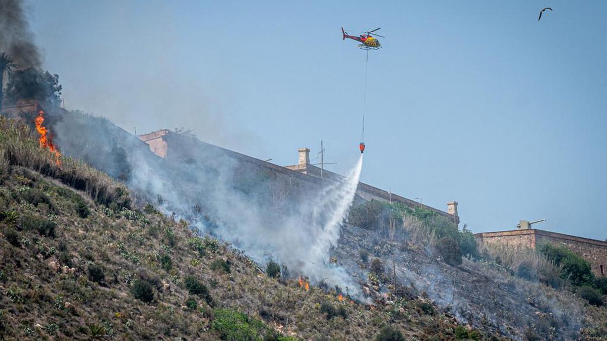 Incendi a Montjuïc: el fum es pot veure des de diversos punts de Barcelona