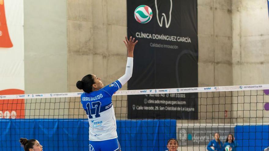 Lisbet Arredondo finta ante el Heidelberg. | EL DÍA