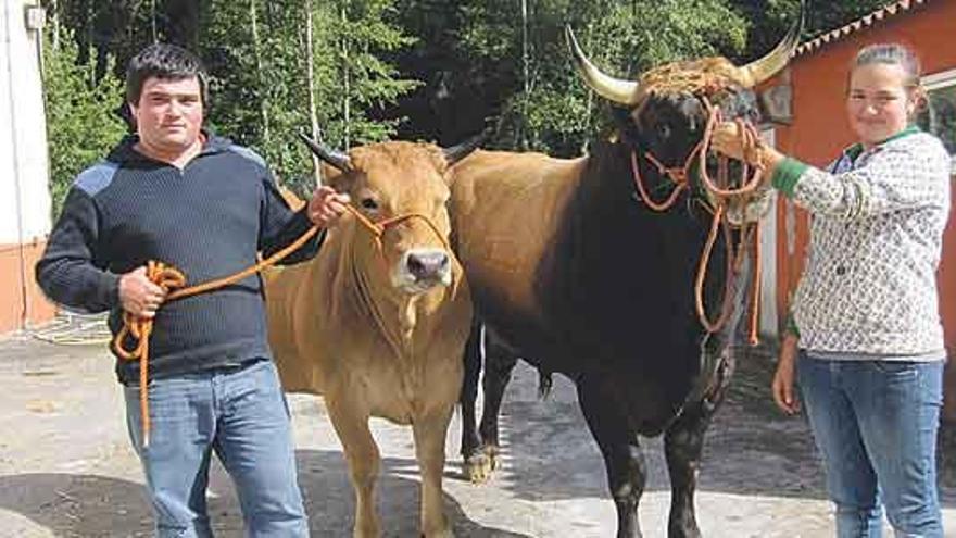 Fernando Borra y Albina Pérez, ayer en la Feria de Belmonte, con &quot;Medalla&quot; y &quot;Capitán&quot;.