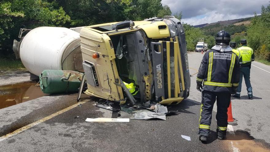 Guardia Civil y bomberos trabajan en el lugar del accidente.