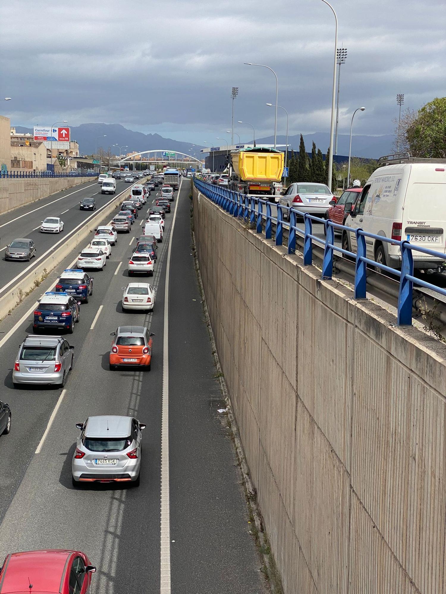 Gran atasco en la Vía de Cintura de Palma a consecuancia de un camión averiado