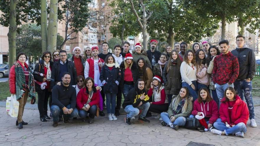 Los alumnos en la barriada del Torcal este lunes.