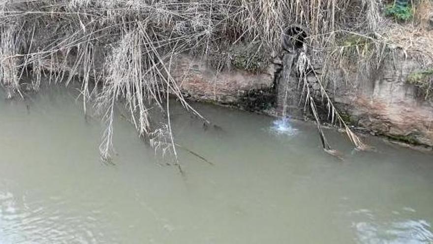 Abocament d&#039;aigua bruta que va a parar directament al riu Llobregat, a Sant Vicenç