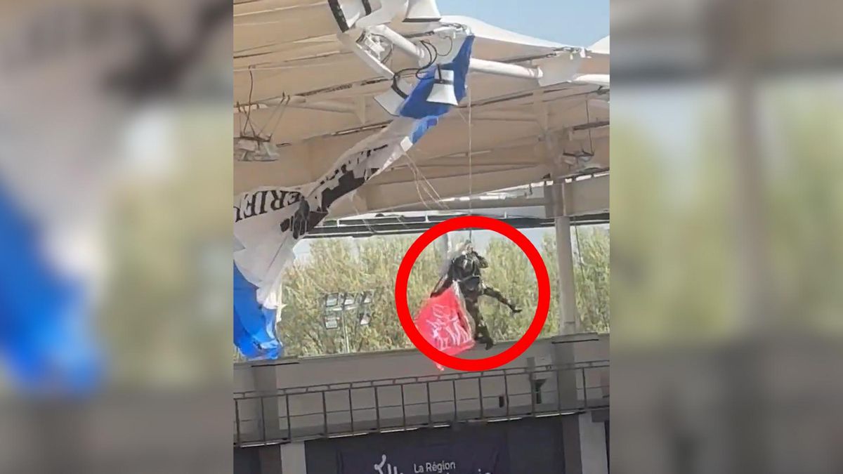 Un paracaidista se queda atascado en el techo de un estadio de rugby en Francia