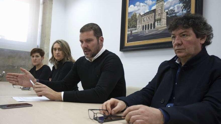 José López, ayer, junto a los ediles Mª del Carmen Durán, Amalia Goldar y Alberto Blanco. // Bernabé/Cris M.