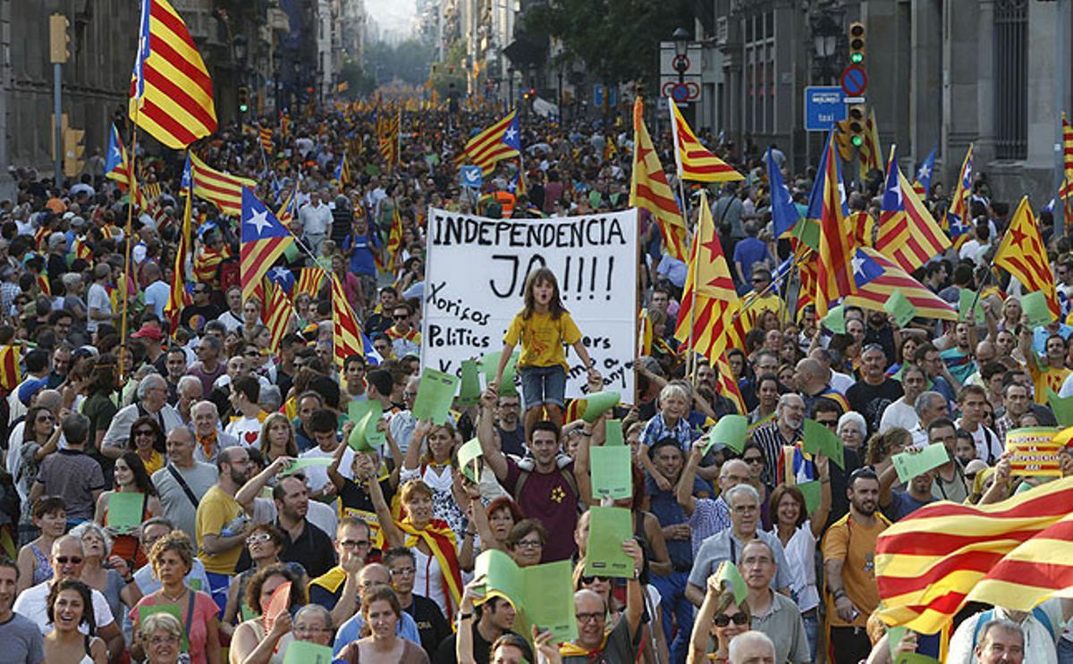 La mayoría de los participantes ondean banderas independentistas y carteles con la palabra ’independència’ durante el trayecto por Vía Laietana