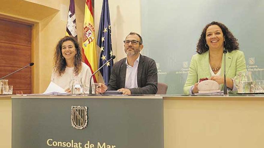 Pilar Costa, Biel Barceló y la consellera de Hacienda, Catalina Cladera, ayer tras el Consell de Govern.