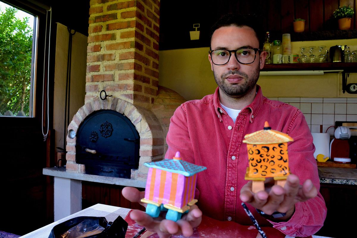 Sergio Martín, que firma su trabajo como "Bardial Cerámica" con dos de los hórreos de su colección.