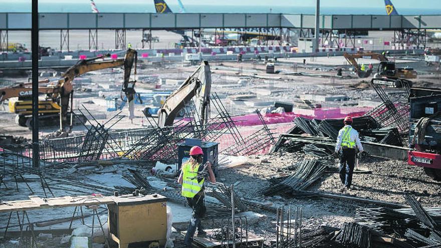 Construcción del edificio de enlace de las terminales del Aeropuerto Tenerife Sur.