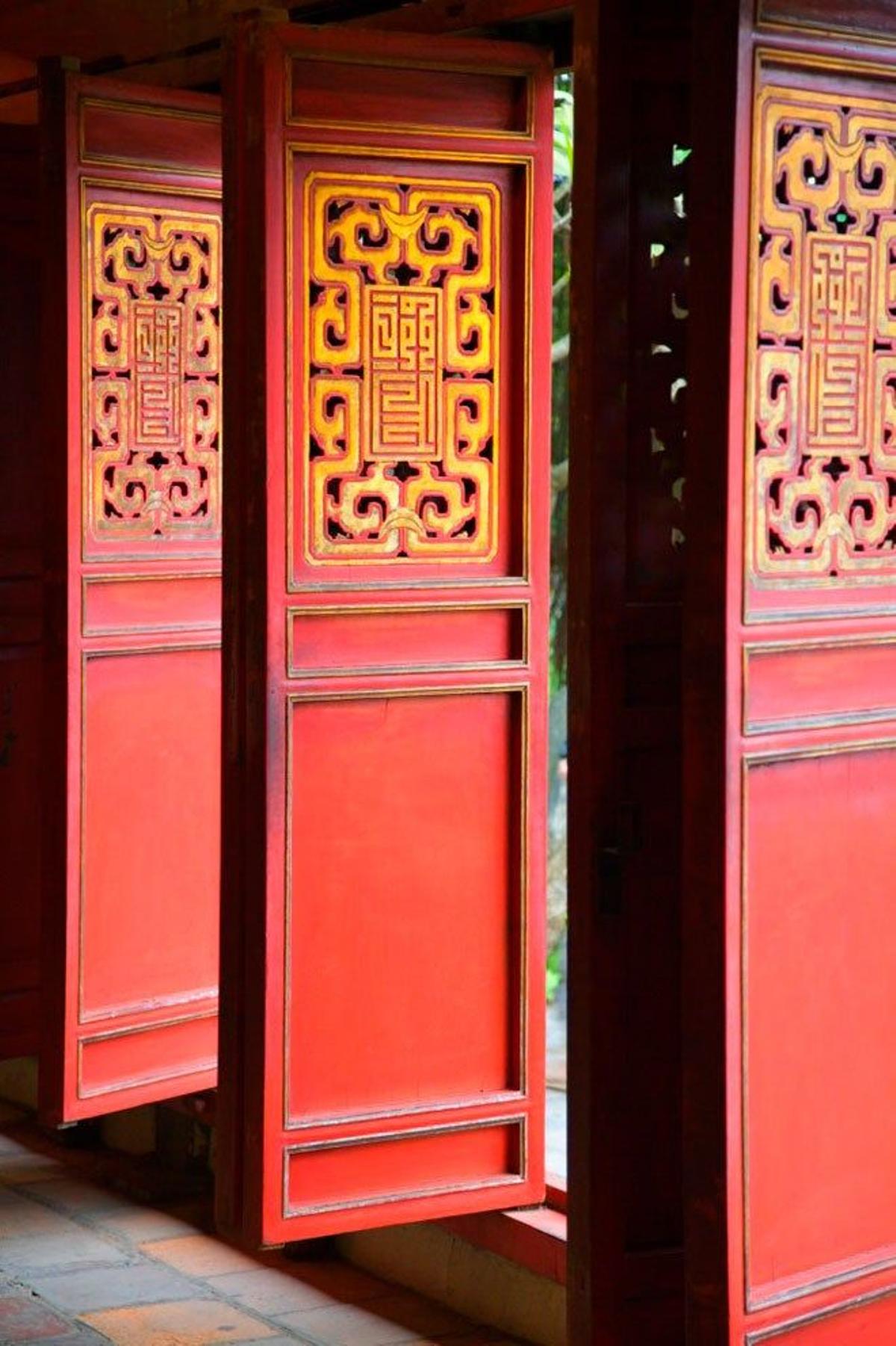 Puertas en el Templo Den Ngoc Son.