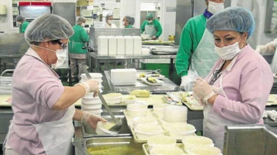 El hospital Reina Sofía reparte menús especiales de Semana Santa entre los pacientes