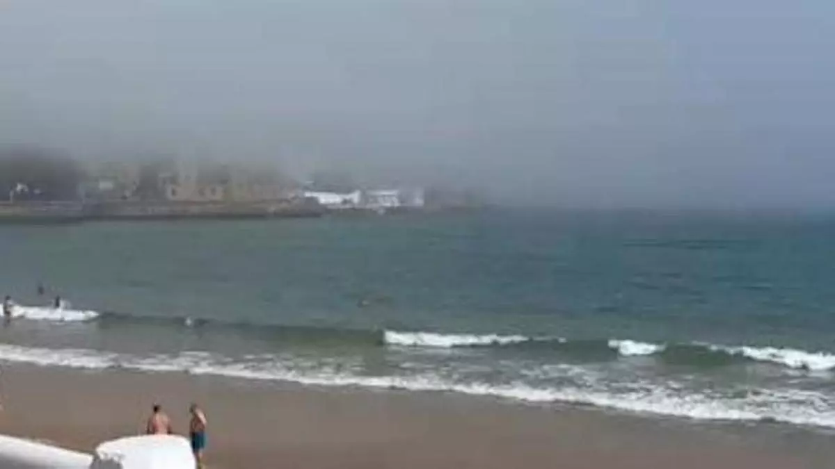 Gijón desaparece bajo la bruma marina y avisan sobre extremar el cuidado para bañarse